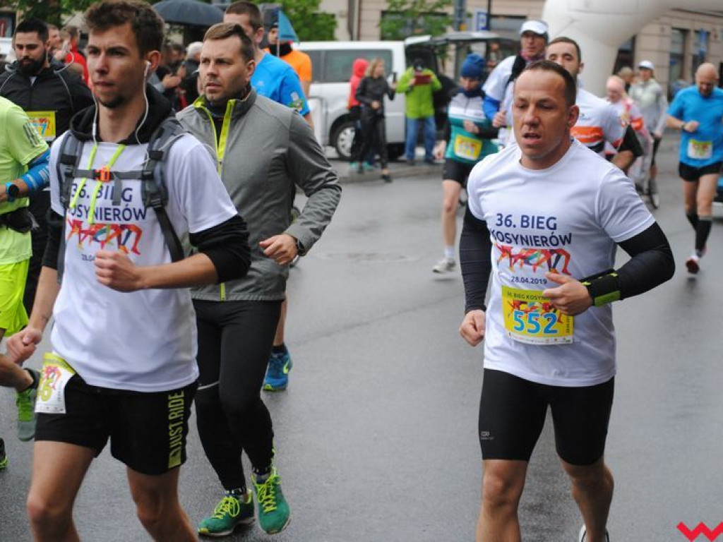 Tomasz Szymkowiak zwycięża w 36. Biegu Kosynierów