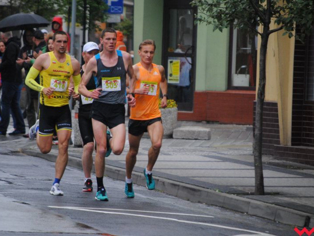 Tomasz Szymkowiak zwycięża w 36. Biegu Kosynierów