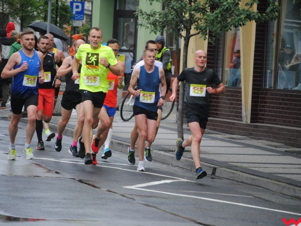 Tomasz Szymkowiak zwycięża w 36. Biegu Kosynierów