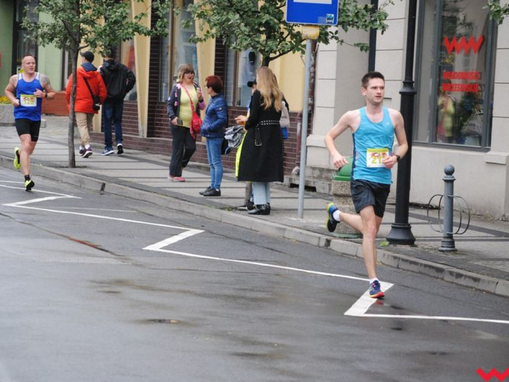 Tomasz Szymkowiak zwycięża w 36. Biegu Kosynierów