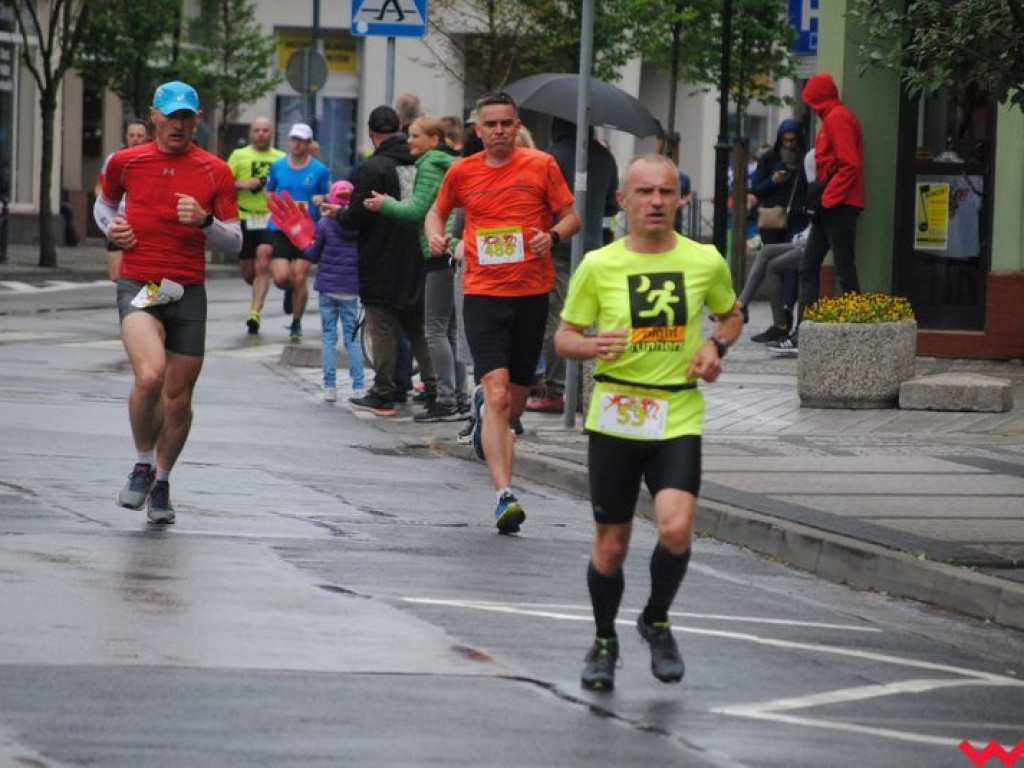 Tomasz Szymkowiak zwycięża w 36. Biegu Kosynierów