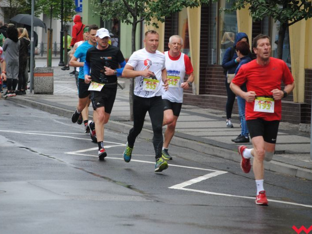 Tomasz Szymkowiak zwycięża w 36. Biegu Kosynierów