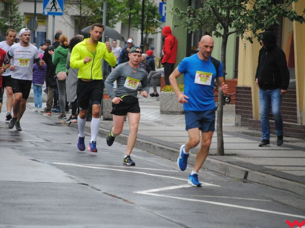 Tomasz Szymkowiak zwycięża w 36. Biegu Kosynierów