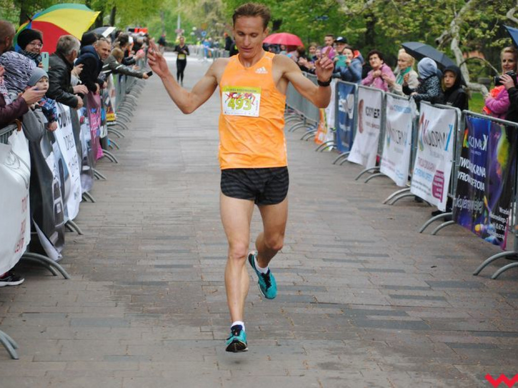 Tomasz Szymkowiak zwycięża w 36. Biegu Kosynierów