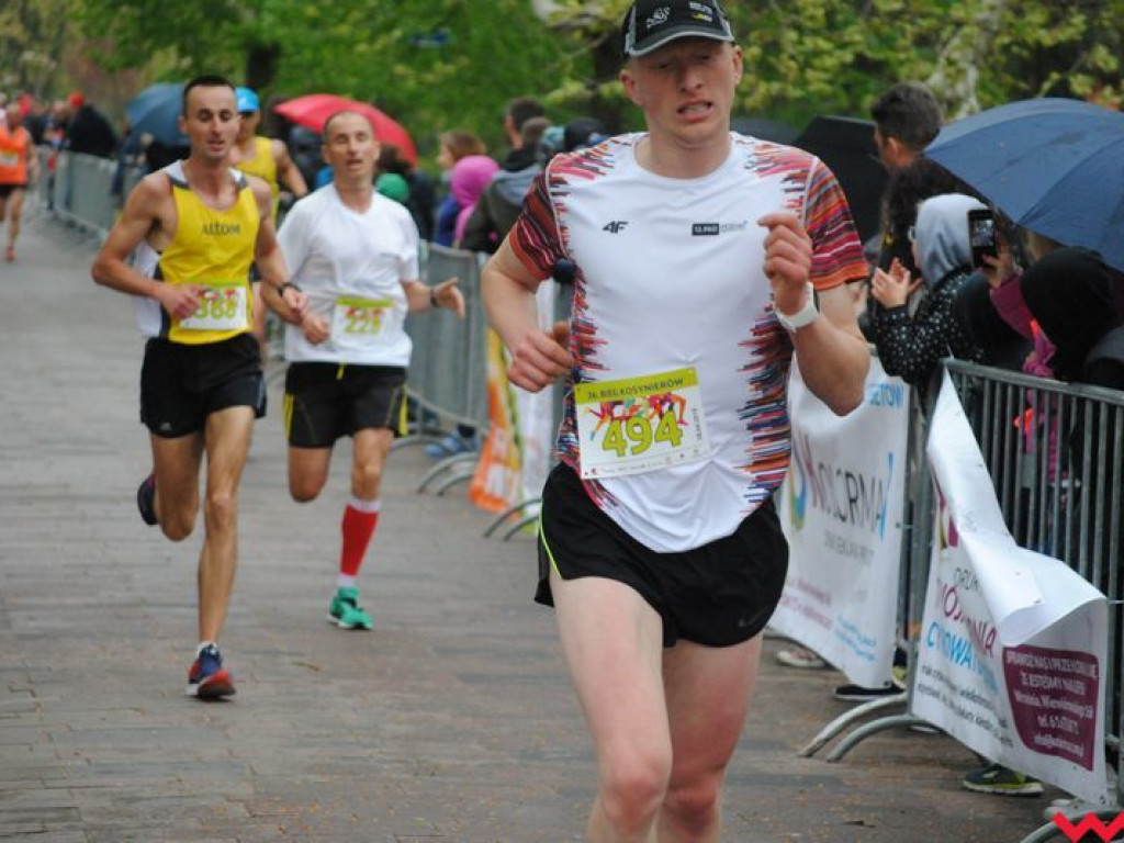 Tomasz Szymkowiak zwycięża w 36. Biegu Kosynierów