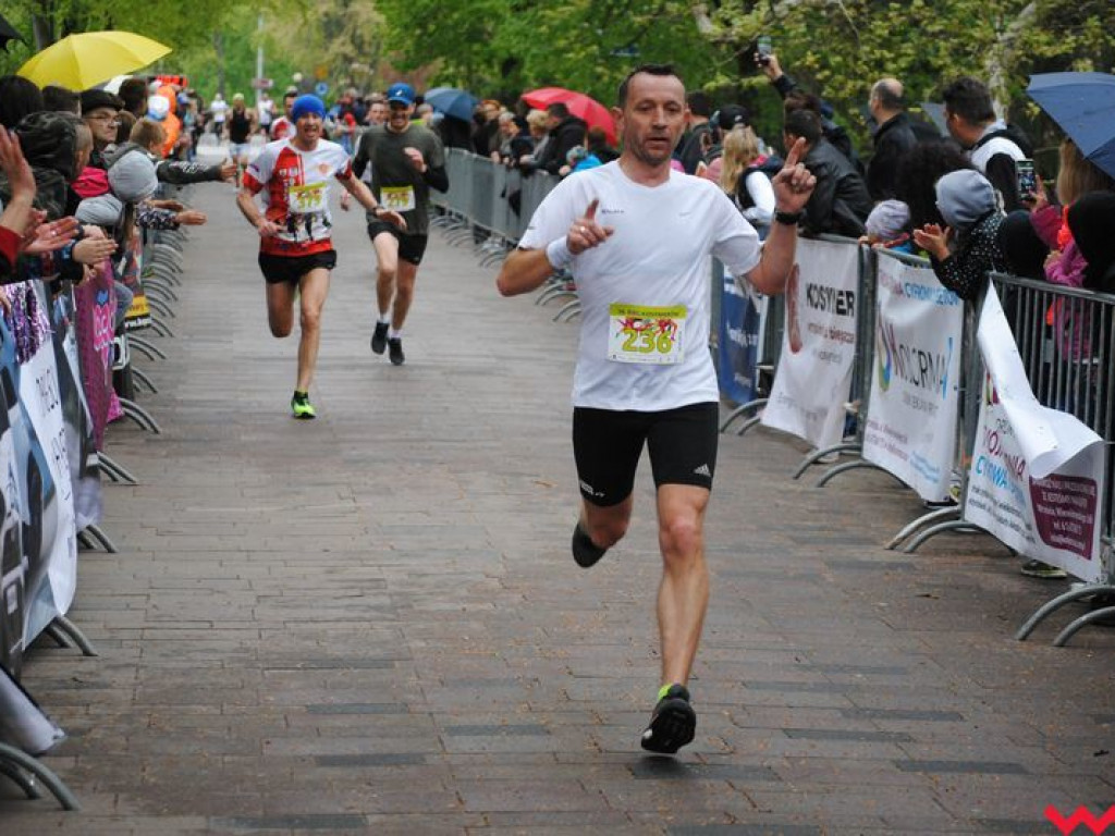 Tomasz Szymkowiak zwycięża w 36. Biegu Kosynierów
