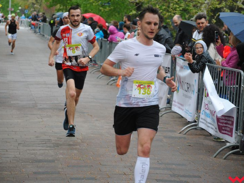 Tomasz Szymkowiak zwycięża w 36. Biegu Kosynierów