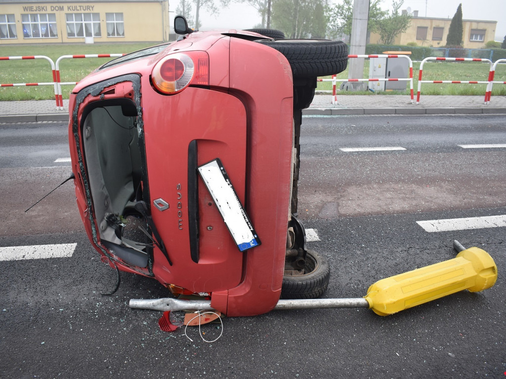 Szybka jazda zakończyła się wywróceniem pojazdu