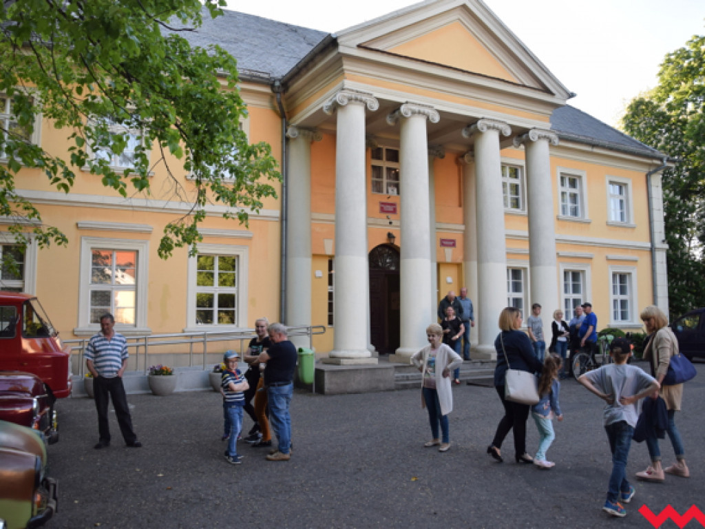 PRL pasuje do Kołaczkowa jak ulał, czyli sukces Nocy Muzeów w pałacu Reymonta
