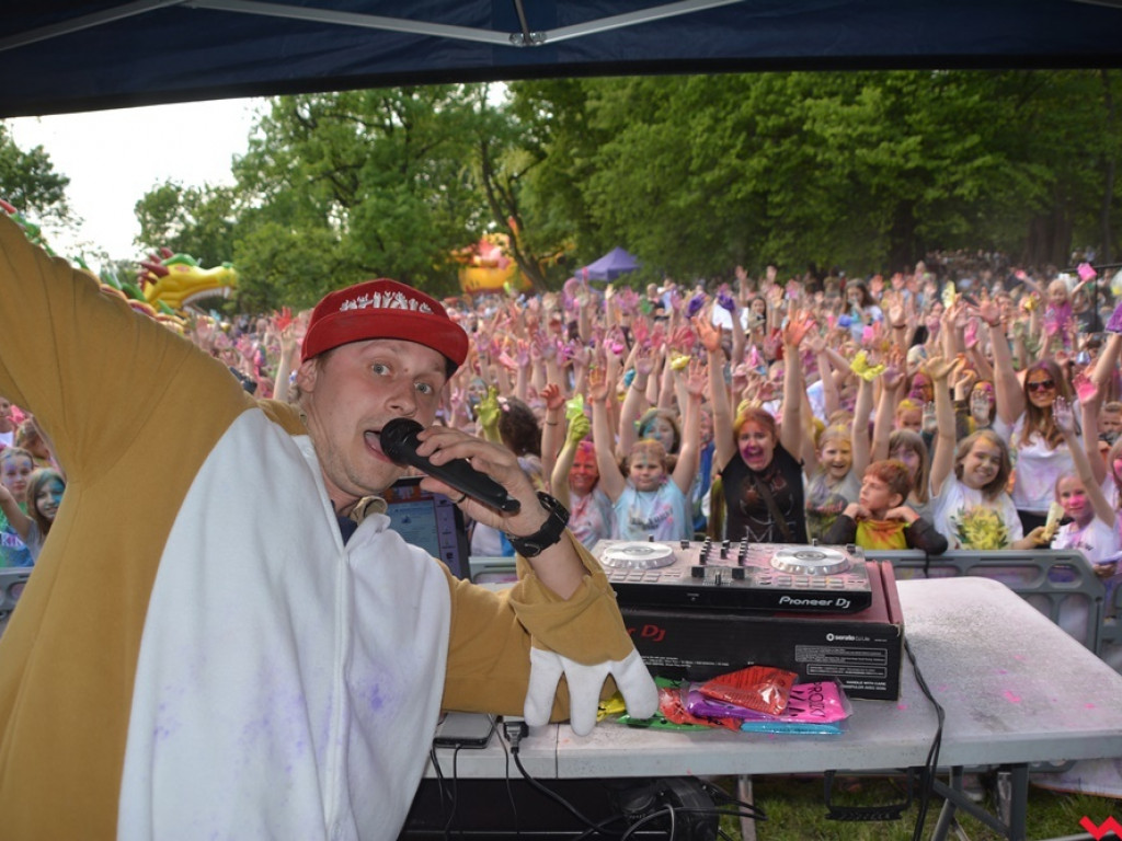 Więc chodź, pomaluj Wrześnię, na żółto i na niebiesko... a także na 10 innych barw. Druga edycja Kolor Festu za nami