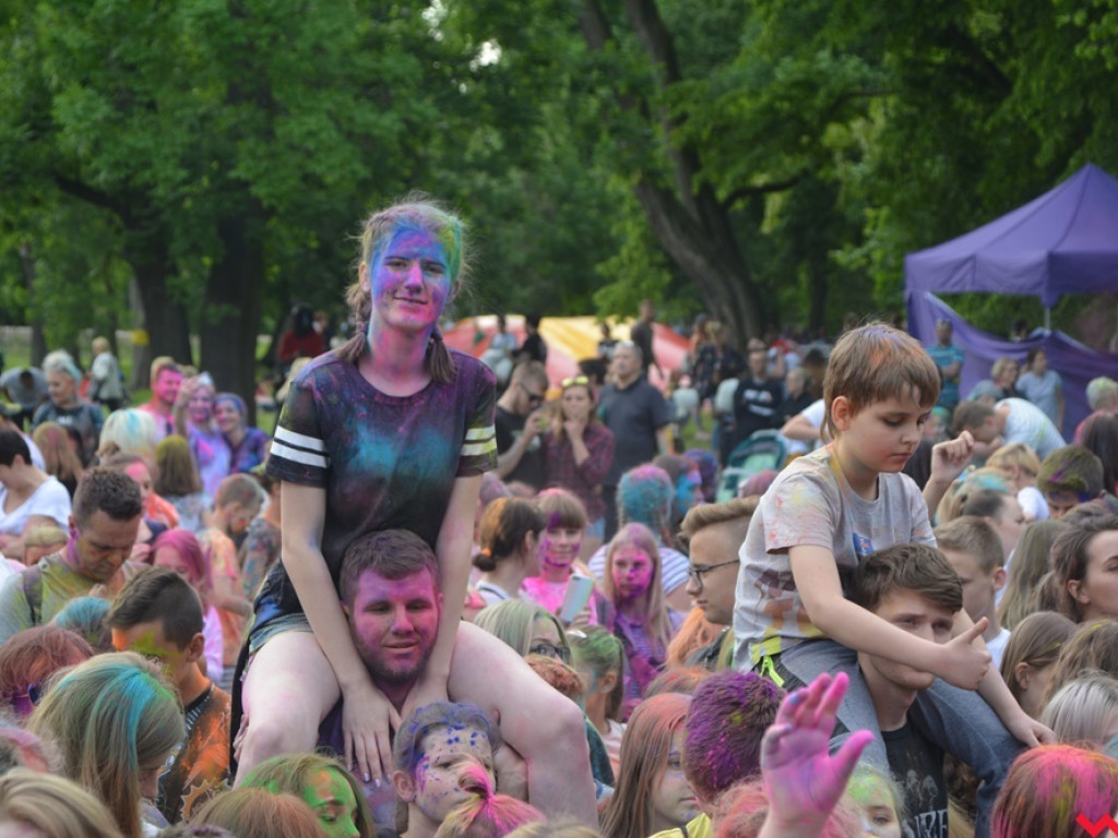 Więc chodź, pomaluj Wrześnię, na żółto i na niebiesko... a także na 10 innych barw. Druga edycja Kolor Festu za nami