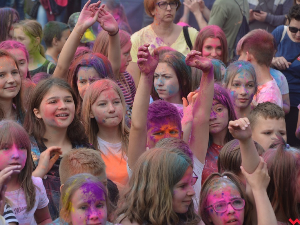 Więc chodź, pomaluj Wrześnię, na żółto i na niebiesko... a także na 10 innych barw. Druga edycja Kolor Festu za nami