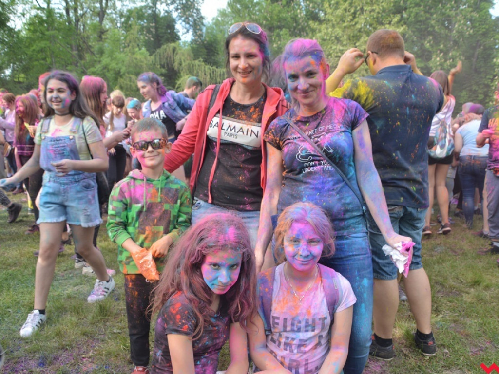 Więc chodź, pomaluj Wrześnię, na żółto i na niebiesko... a także na 10 innych barw. Druga edycja Kolor Festu za nami