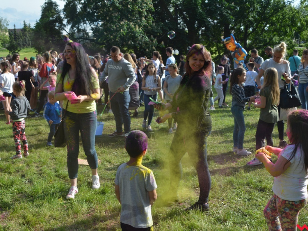 Więc chodź, pomaluj Wrześnię, na żółto i na niebiesko... a także na 10 innych barw. Druga edycja Kolor Festu za nami