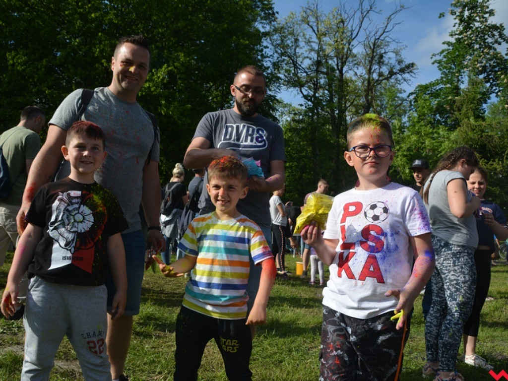 Więc chodź, pomaluj Wrześnię, na żółto i na niebiesko... a także na 10 innych barw. Druga edycja Kolor Festu za nami