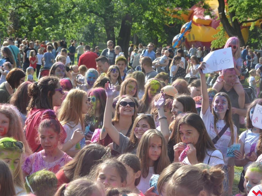 Więc chodź, pomaluj Wrześnię, na żółto i na niebiesko... a także na 10 innych barw. Druga edycja Kolor Festu za nami