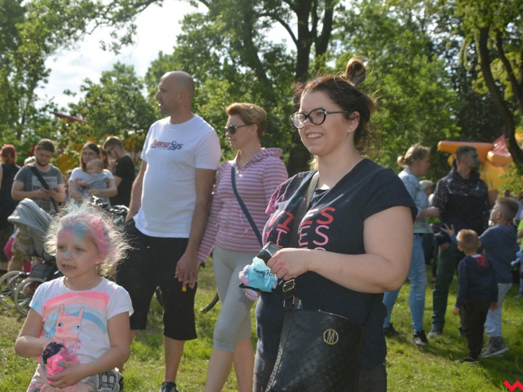 Więc chodź, pomaluj Wrześnię, na żółto i na niebiesko... a także na 10 innych barw. Druga edycja Kolor Festu za nami