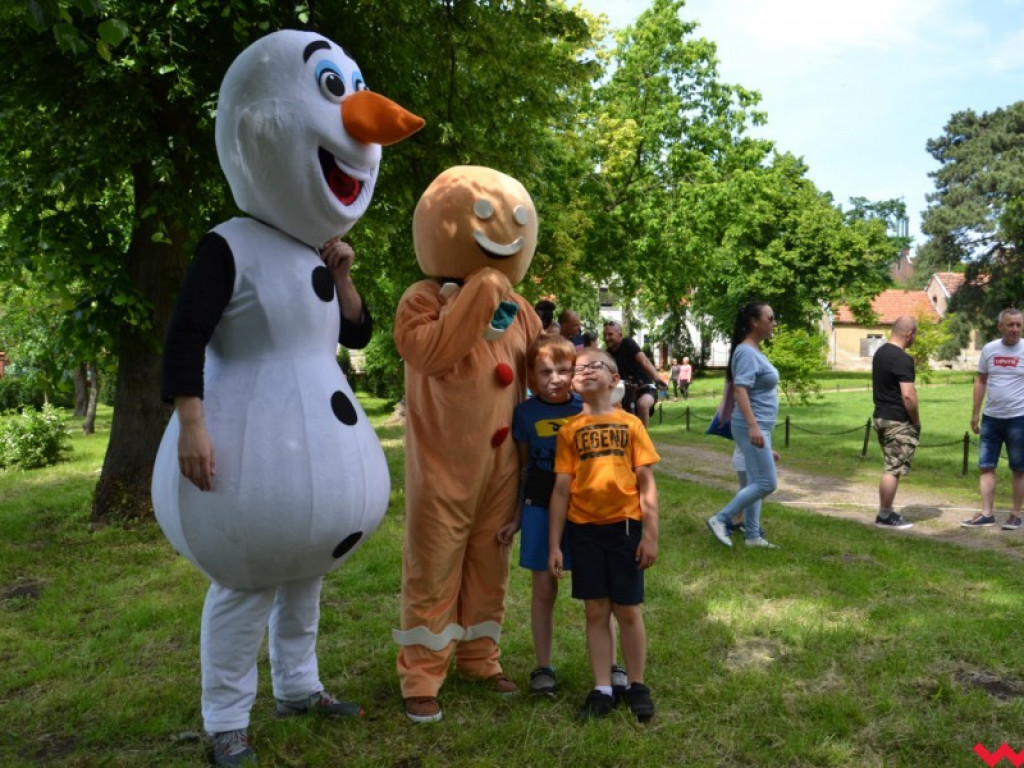 Wspaniały Dzień Dziecka w Miłosławiu. Burmistrz wcielił się w bałwana Olafa, a przewodniczący rady w Minionka