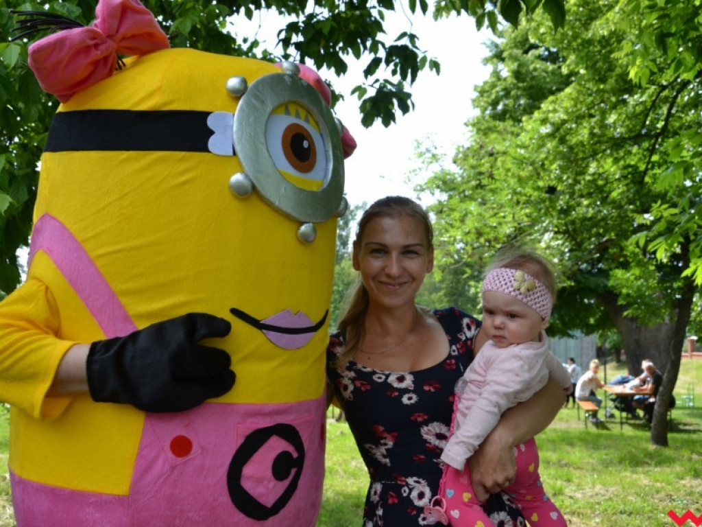 Wspaniały Dzień Dziecka w Miłosławiu. Burmistrz wcielił się w bałwana Olafa, a przewodniczący rady w Minionka