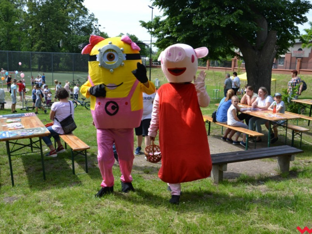 Wspaniały Dzień Dziecka w Miłosławiu. Burmistrz wcielił się w bałwana Olafa, a przewodniczący rady w Minionka