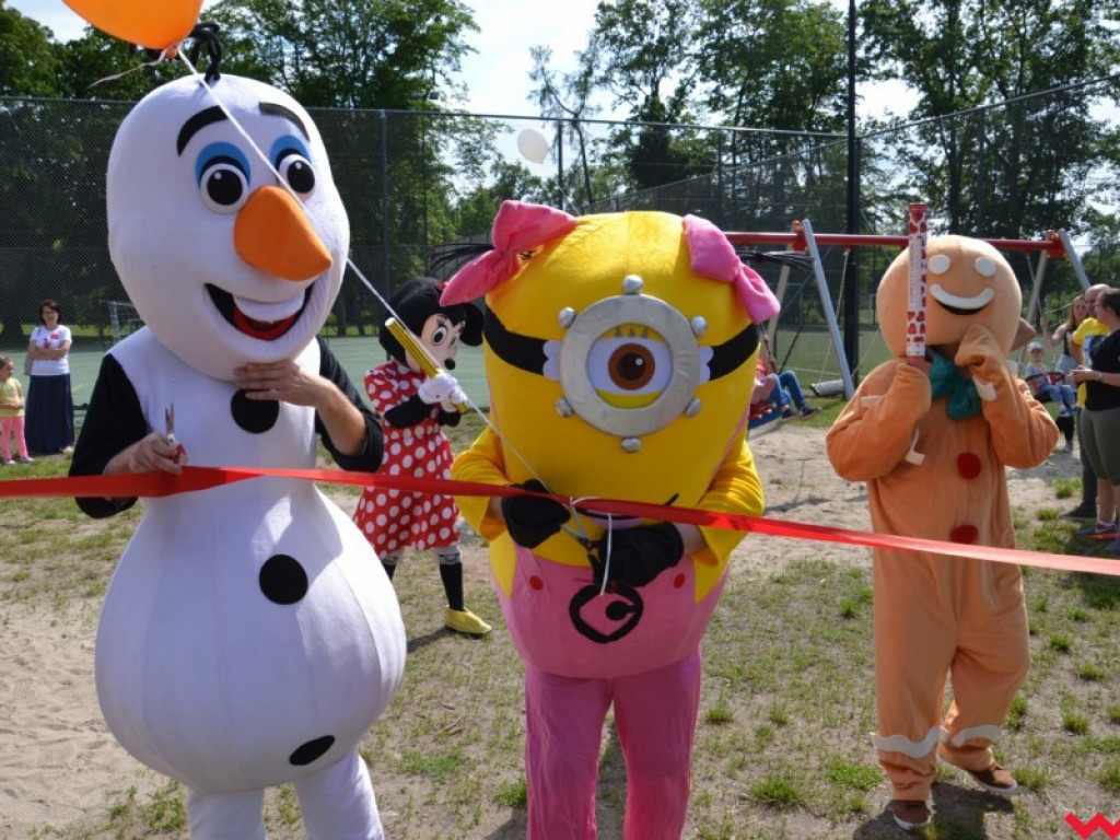 Wspaniały Dzień Dziecka w Miłosławiu. Burmistrz wcielił się w bałwana Olafa, a przewodniczący rady w Minionka