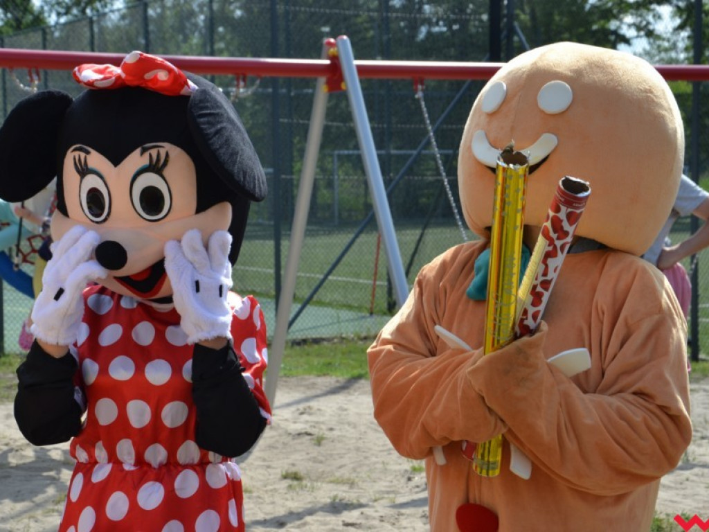 Wspaniały Dzień Dziecka w Miłosławiu. Burmistrz wcielił się w bałwana Olafa, a przewodniczący rady w Minionka