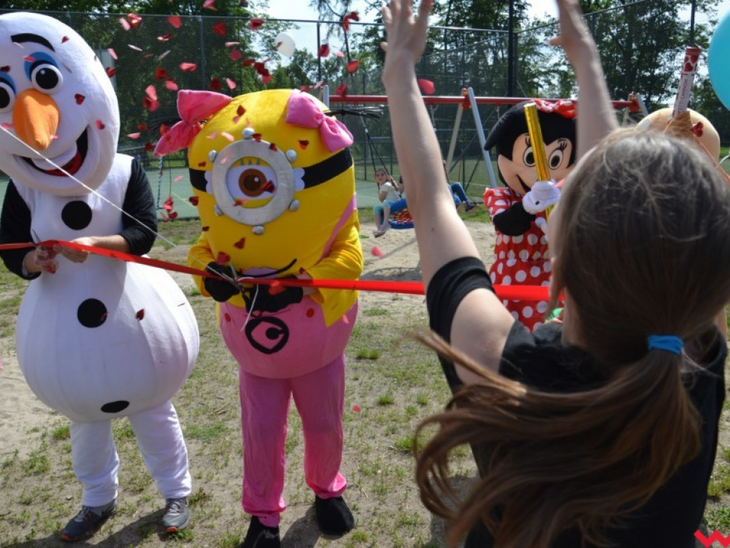Wspaniały Dzień Dziecka w Miłosławiu. Burmistrz wcielił się w bałwana Olafa, a przewodniczący rady w Minionka