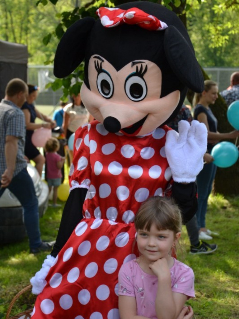 Wspaniały Dzień Dziecka w Miłosławiu. Burmistrz wcielił się w bałwana Olafa, a przewodniczący rady w Minionka