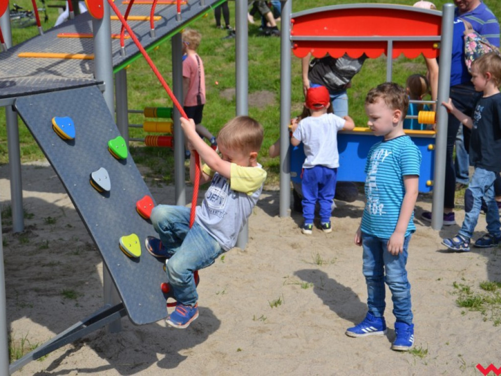 Wspaniały Dzień Dziecka w Miłosławiu. Burmistrz wcielił się w bałwana Olafa, a przewodniczący rady w Minionka