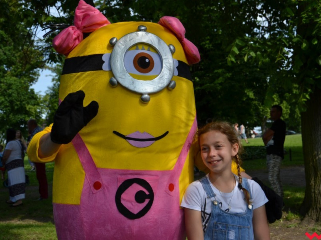 Wspaniały Dzień Dziecka w Miłosławiu. Burmistrz wcielił się w bałwana Olafa, a przewodniczący rady w Minionka