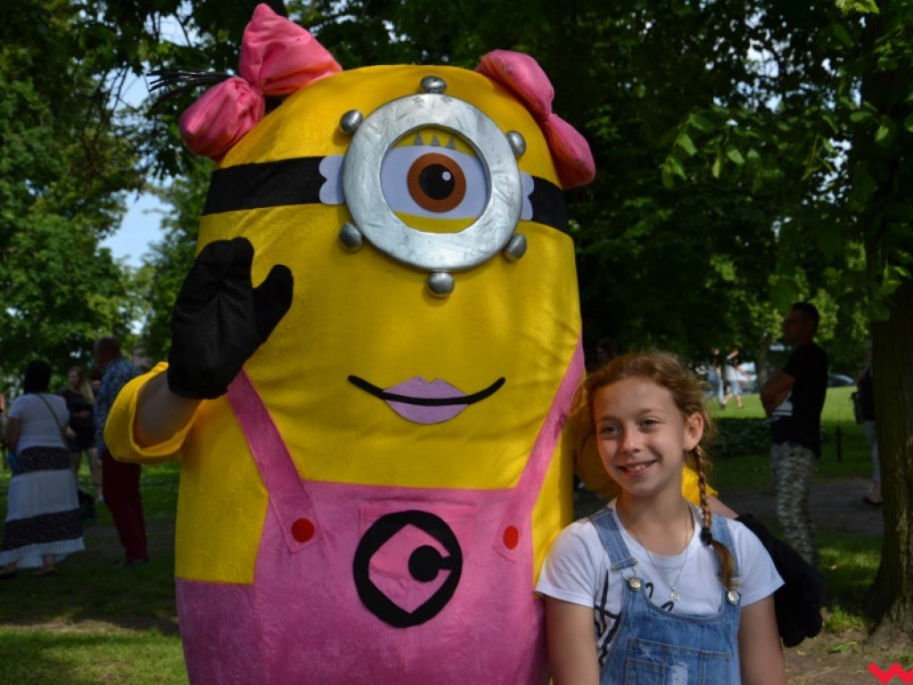 Wspaniały Dzień Dziecka w Miłosławiu. Burmistrz wcielił się w bałwana Olafa, a przewodniczący rady w Minionka