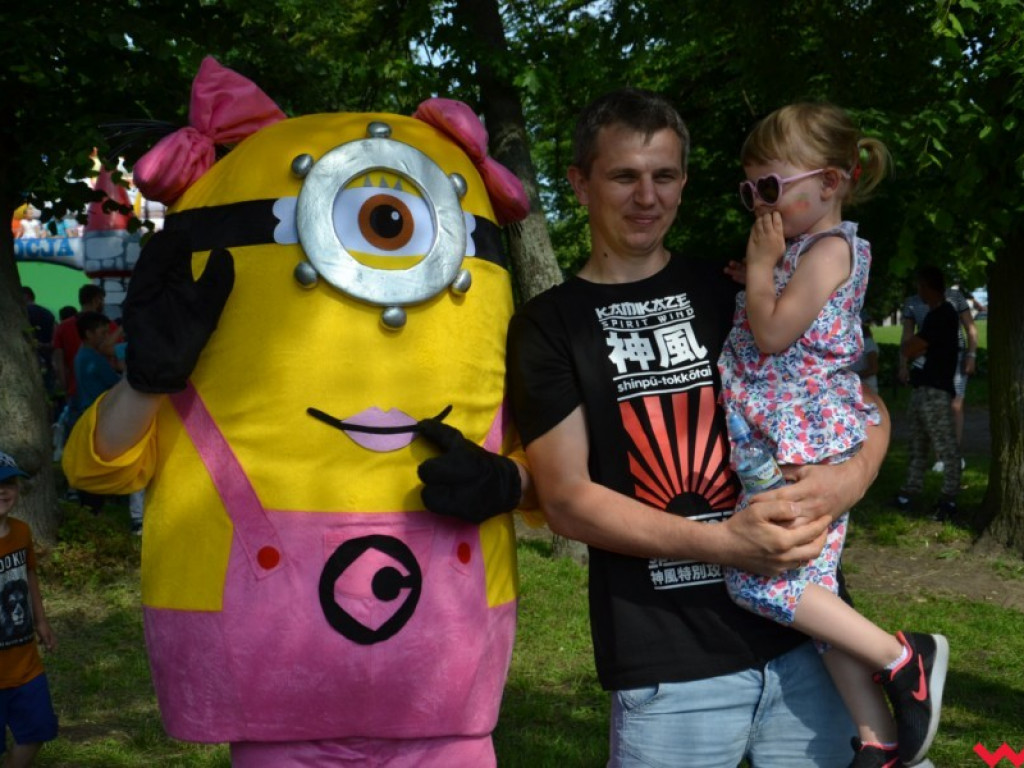 Wspaniały Dzień Dziecka w Miłosławiu. Burmistrz wcielił się w bałwana Olafa, a przewodniczący rady w Minionka