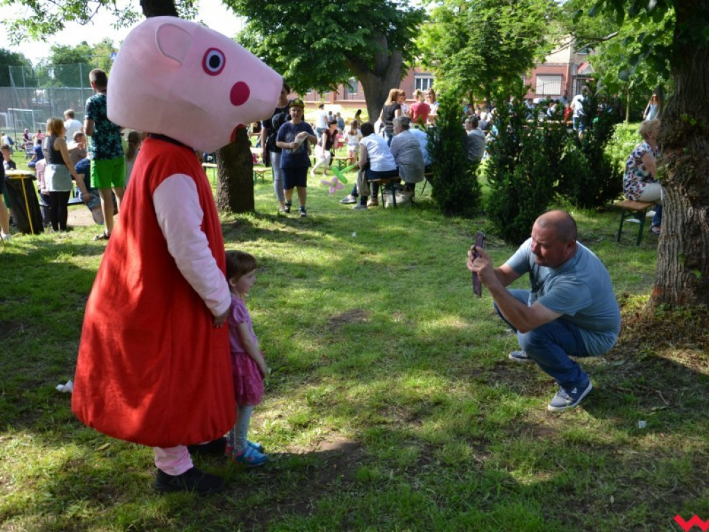 Wspaniały Dzień Dziecka w Miłosławiu. Burmistrz wcielił się w bałwana Olafa, a przewodniczący rady w Minionka