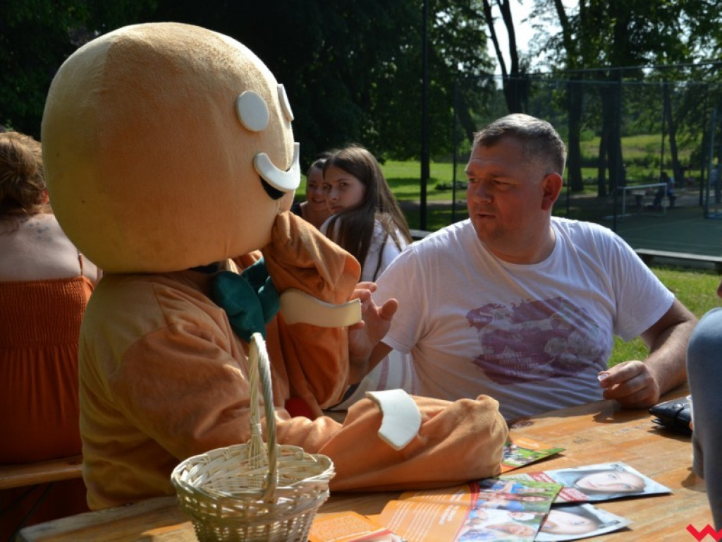 Wspaniały Dzień Dziecka w Miłosławiu. Burmistrz wcielił się w bałwana Olafa, a przewodniczący rady w Minionka