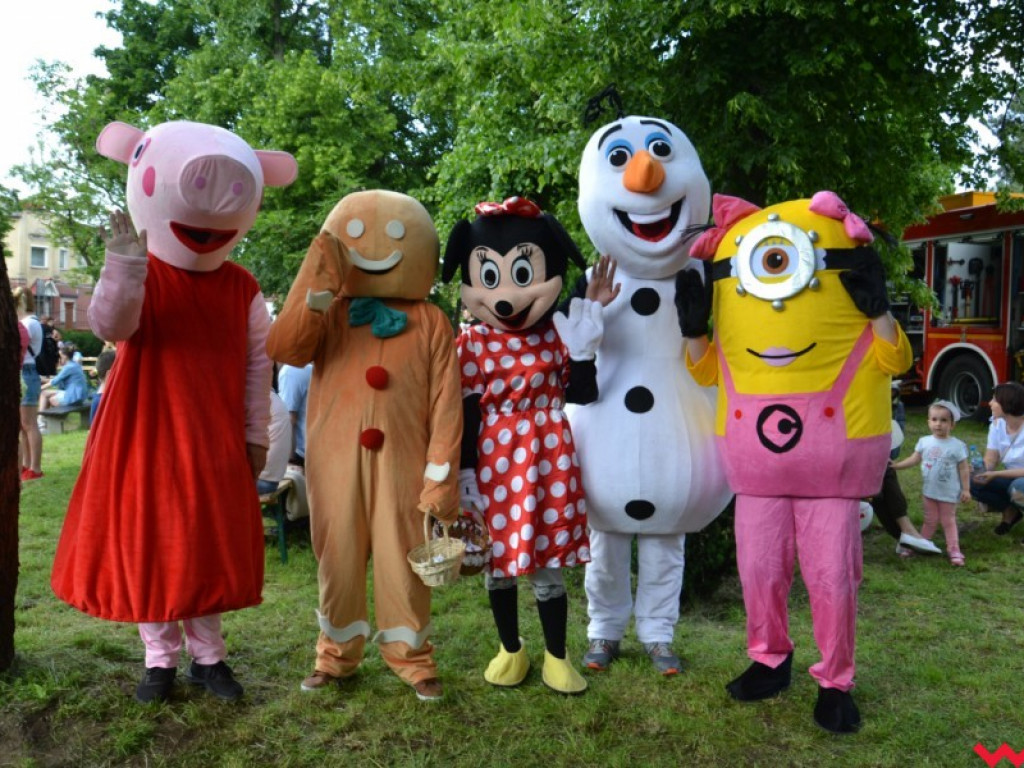 Wspaniały Dzień Dziecka w Miłosławiu. Burmistrz wcielił się w bałwana Olafa, a przewodniczący rady w Minionka