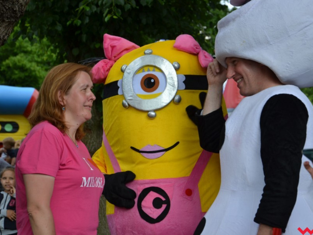 Wspaniały Dzień Dziecka w Miłosławiu. Burmistrz wcielił się w bałwana Olafa, a przewodniczący rady w Minionka