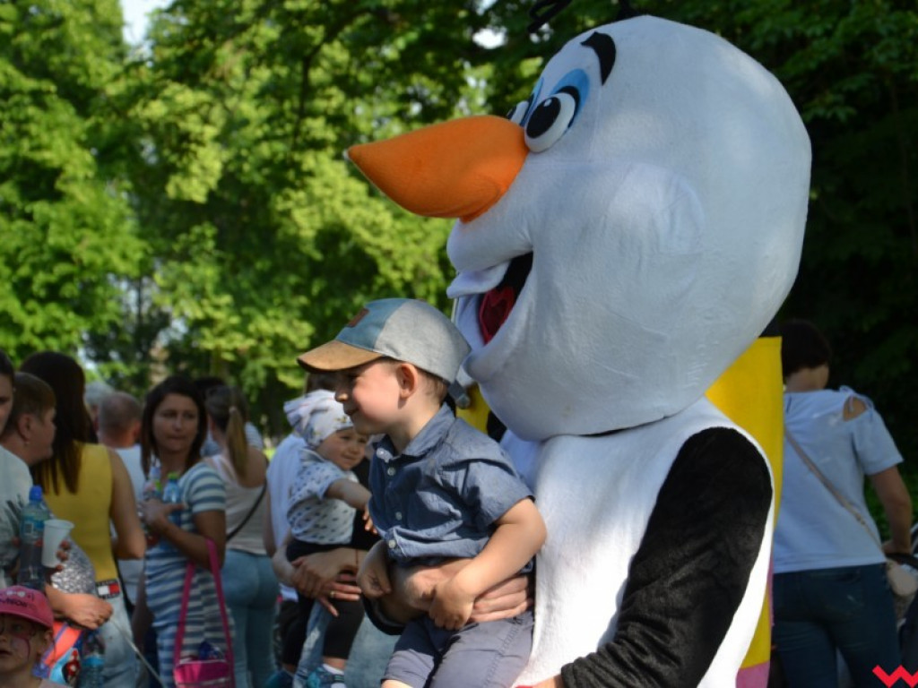 Wspaniały Dzień Dziecka w Miłosławiu. Burmistrz wcielił się w bałwana Olafa, a przewodniczący rady w Minionka