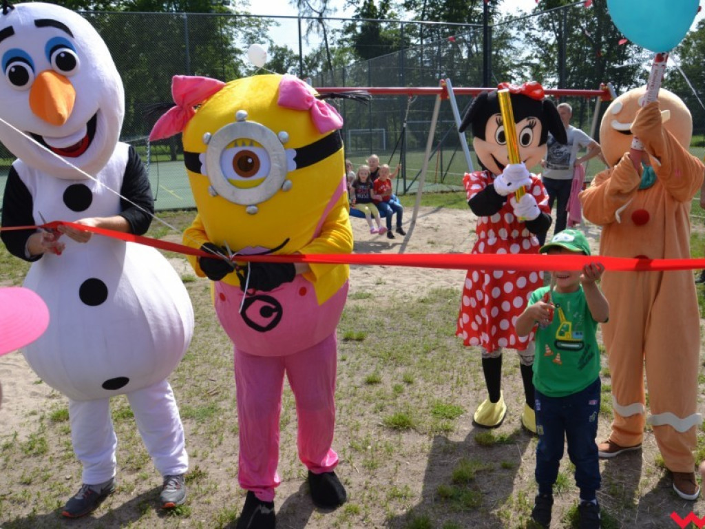 Wspaniały Dzień Dziecka w Miłosławiu. Burmistrz wcielił się w bałwana Olafa, a przewodniczący rady w Minionka