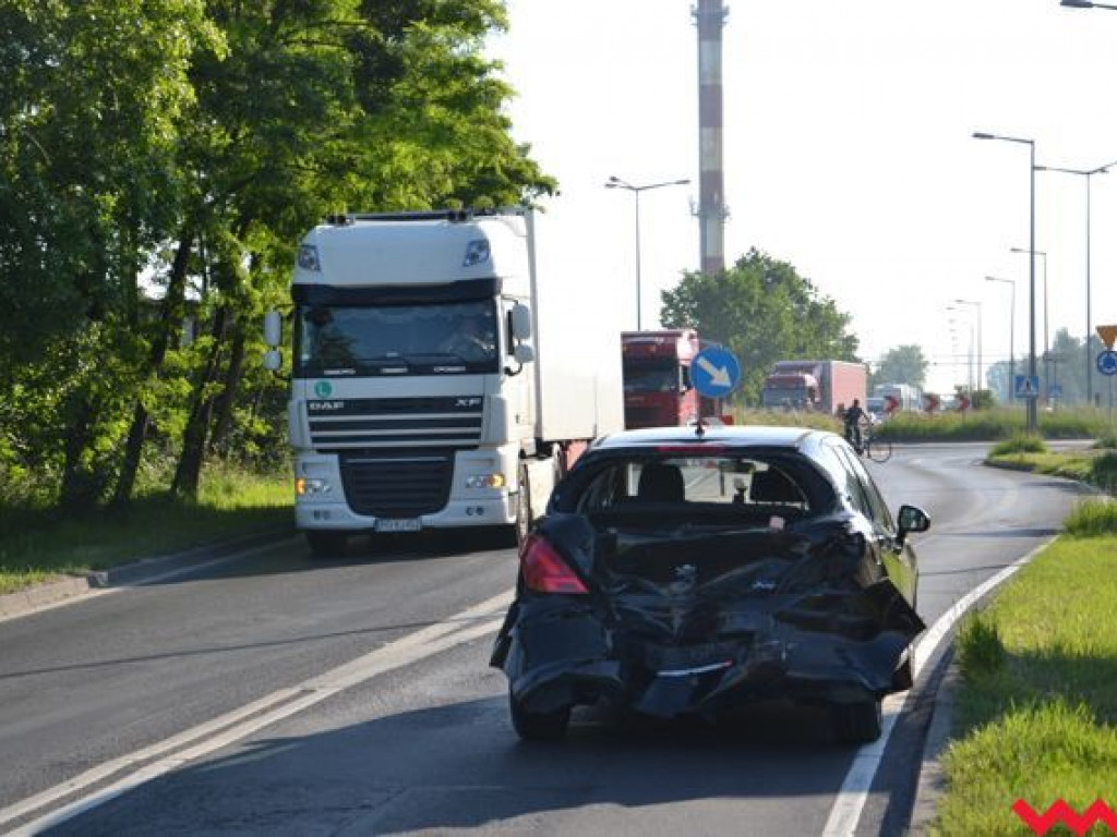 Groźny wypadek na Sikorskiego we Wrześni Droga zablokowana!