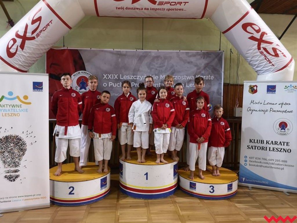 Worek medali przywieziony przez zawodników Wrzesińskiego Klubu Karate z Leszna