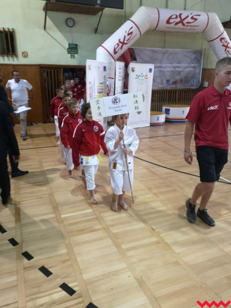 Worek medali przywieziony przez zawodników Wrzesińskiego Klubu Karate z Leszna