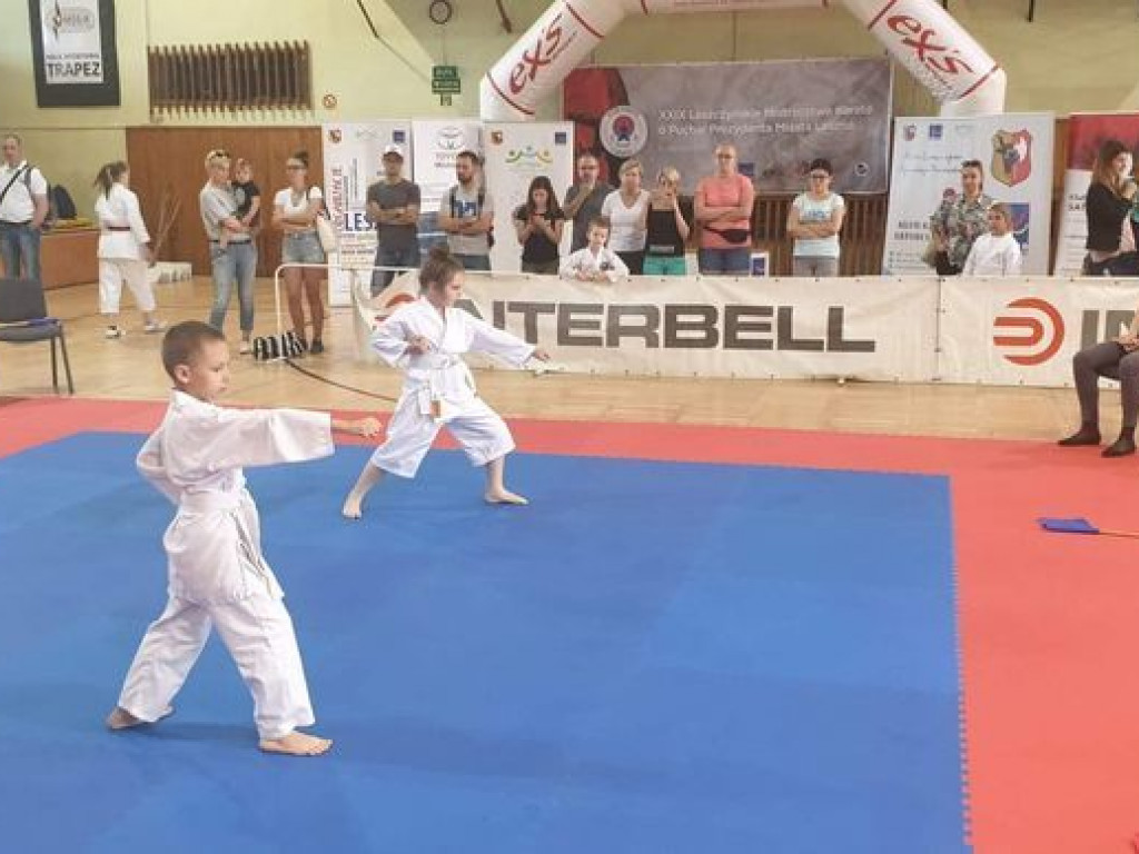 Worek medali przywieziony przez zawodników Wrzesińskiego Klubu Karate z Leszna