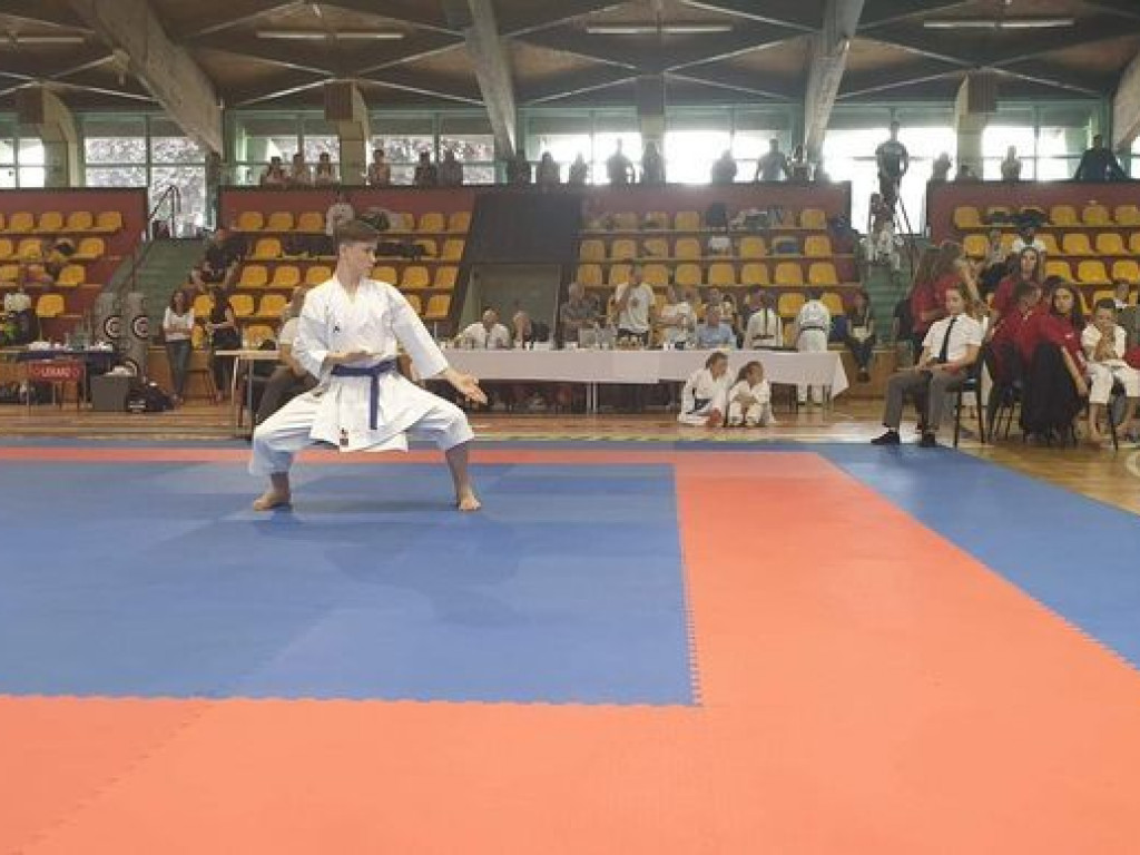 Worek medali przywieziony przez zawodników Wrzesińskiego Klubu Karate z Leszna