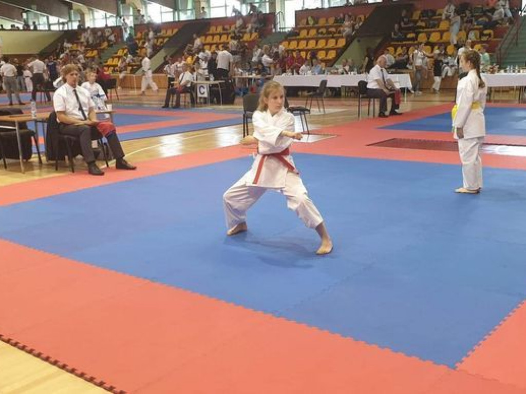 Worek medali przywieziony przez zawodników Wrzesińskiego Klubu Karate z Leszna