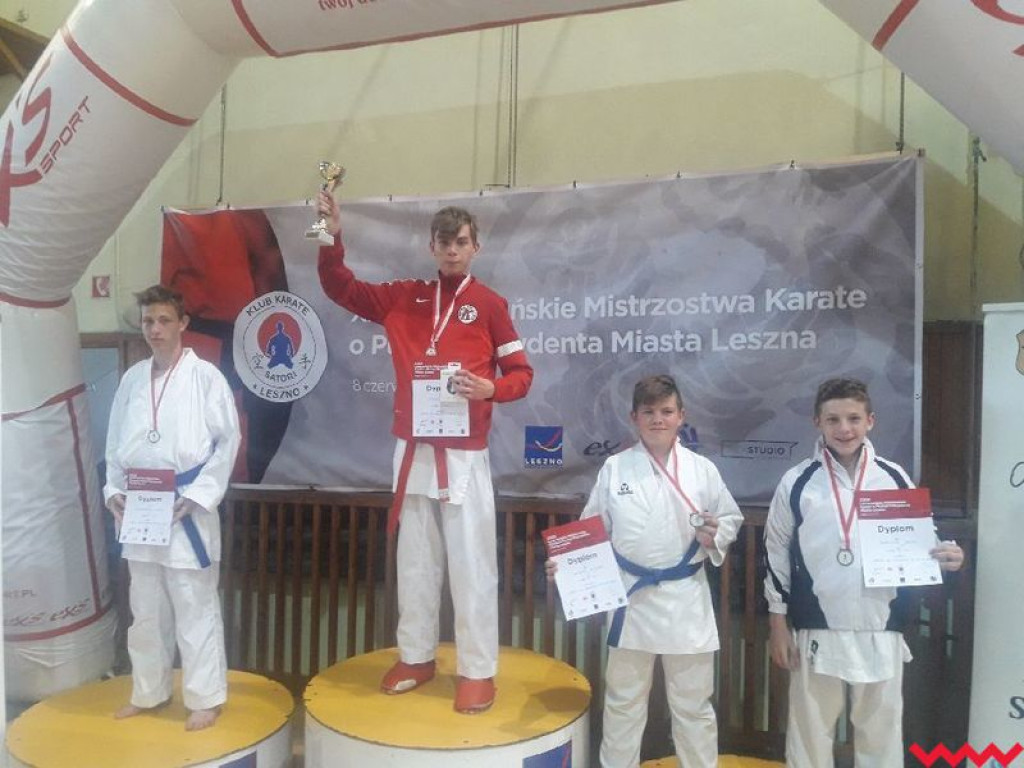 Worek medali przywieziony przez zawodników Wrzesińskiego Klubu Karate z Leszna