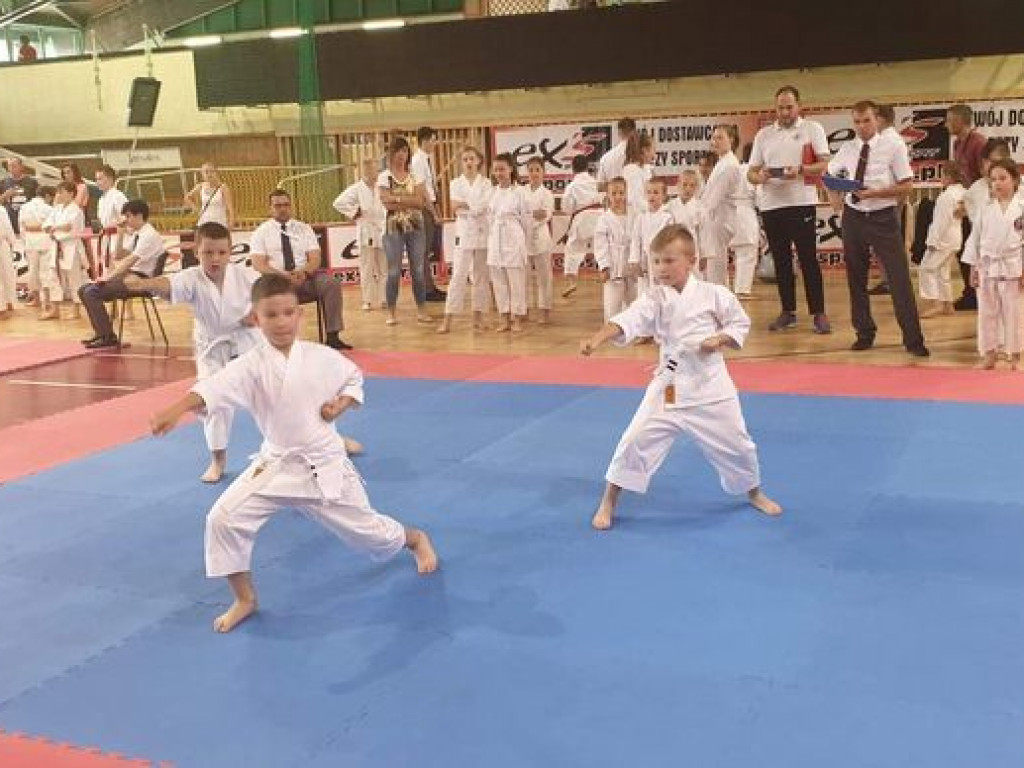Worek medali przywieziony przez zawodników Wrzesińskiego Klubu Karate z Leszna