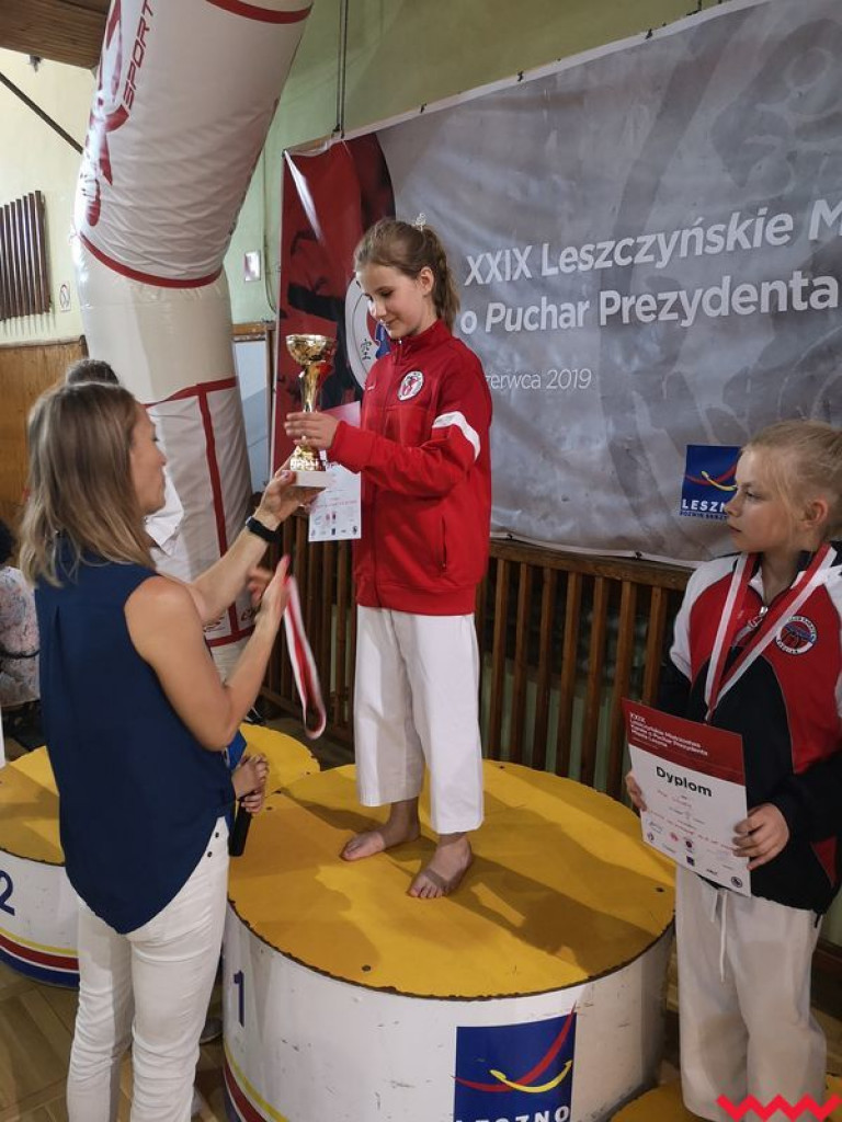 Worek medali przywieziony przez zawodników Wrzesińskiego Klubu Karate z Leszna