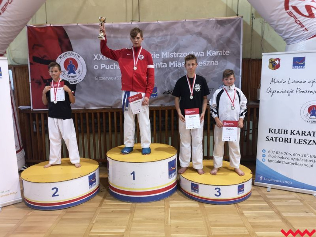 Worek medali przywieziony przez zawodników Wrzesińskiego Klubu Karate z Leszna