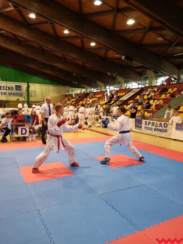 Worek medali przywieziony przez zawodników Wrzesińskiego Klubu Karate z Leszna