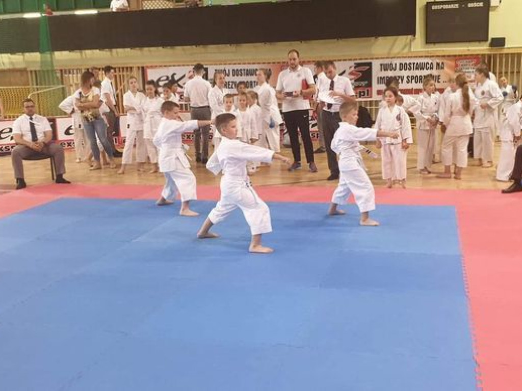Worek medali przywieziony przez zawodników Wrzesińskiego Klubu Karate z Leszna